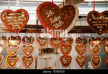 Gingerbread cuori appesi in una caramella stand presso il mercato di natale, Tedesco il testo Ich liebe dich, significato ti amo Foto Stock