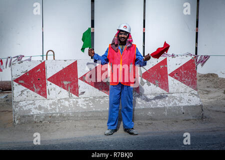 Costruzione di traffico del sito onde controller bandiere sul sito di costruzione a Dubai, Emirati arabi uniti Foto Stock