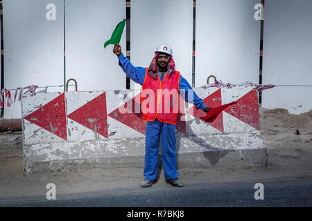 Costruzione di traffico del sito onde controller bandiere sul sito di costruzione a Dubai, Emirati arabi uniti Foto Stock