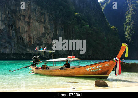 Longtail boat ancorato da spiaggia appartata sull isola di Phi Phi Leh Island, provincia di Krabi, Thailandia. Koh Phi Phi Leh è parte di Mu Ko Phi Phi Parco Nazionale. Foto Stock