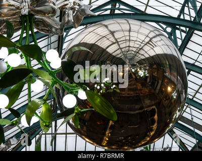 Sovradimensionare le decorazioni di Natale, e baubles vischio al Covent Garden Apple mercato, LONDRA, REGNO UNITO, Natale 2018 Foto Stock