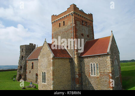 Faro Romano e chiesa anglosassone 'St. Maria in Castro' nel castello di Dover, Kent Foto Stock