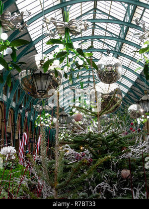 Sovradimensionare le decorazioni di Natale, e baubles vischio al Covent Garden Apple mercato, LONDRA, REGNO UNITO, Natale 2018 Foto Stock