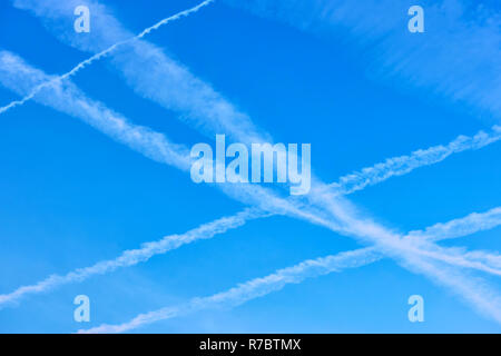 Attraversamento aereo sentieri nel cielo blu Foto Stock