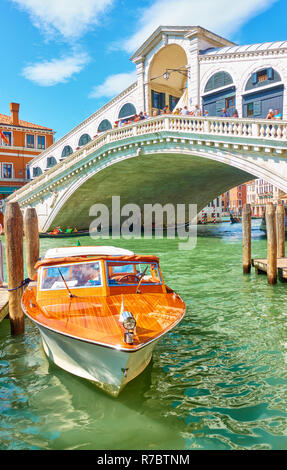 Acqua veneziano taxi boat vicino al Ponte di Rialto di Venezia, Italia Foto Stock