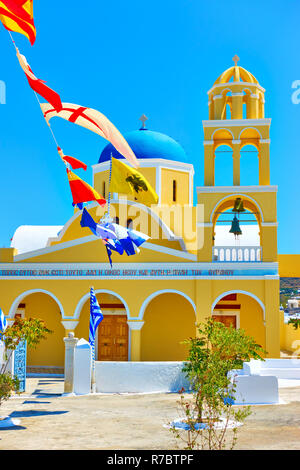 Giallo vivace St George chiesa (Ekklisia Agios Georgios) in Oia a Santorini Island, Grecia