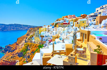 Vista panoramica della cittadina di Oia con pittoresche case in diversi colori di Santorini, Grecia Foto Stock