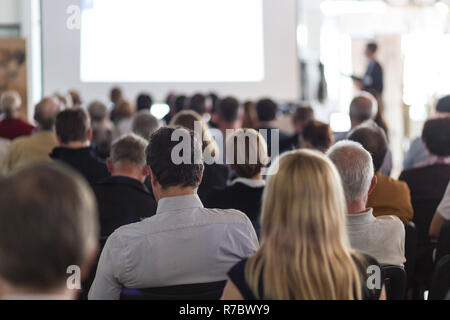 Altoparlante aziendali fornendo un discorso alla conferenza di business event. Foto Stock