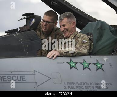 Airman 1. Classe Andrew Meier, un 455th Expeditionary Manutenzione aeromobili squadrone avionica apprendista, mostra U.S. Esercito gen. John Nicholson, comandante della risoluta di supporto alla missione degli Stati Uniti e Le forze in Afghanistan, il cockpit di un F-16 Fighting Falcon a Bagram Airfield, Afghanistan, 13 maggio 2017. Durante la sua visita, Nicholson ha parlato con gli avieri dall'Expeditionary 555th Fighter Squadron circa la F-16 e come si abilita il treno, consigliare e assistere la missione in Afghanistan. Foto Stock