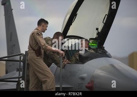 Stati Uniti Esercito gen. John Nicholson, comandante della risoluta di supporto alla missione degli Stati Uniti e Forces Afghanistan, parla con gli Stati Uniti Air Force Il Mag. Greg Balzhiser, un Expeditionary 555th Fighter Squadron F-16 Fighting Falcon pilota, e Airman 1. Classe Andrew Meier, un 455th Expeditionary Manutenzione aeromobili squadrone avionica apprendista, a Bagram Airfield, Afghanistan, 13 maggio 2017. Durante la sua visita, Nicholson ha parlato con gli avieri dal 555th EFS circa la F-16 e a che cosa porta in Afghanistan. E Balzhiser Meier sono attualmente distribuite al di fuori della base aerea di Aviano, Italia. Foto Stock