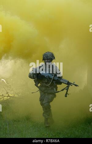 HOHENFELS, Germania - un soldato con il 3° Stormo, 2d reggimento di cavalleria, prende la copertura nel fumo giallo fornito di occultamento come corre con la sua M240 arma automatica durante la sciabola di giunzione 17, un campo di formazione condotta di esercizio del giunto multinazionale Centro Readiness il 15 maggio. SB 17 è progettato per valutare la predisposizione del 2d Cavlry reggimento di soldati per condurre unified operazioni terrestri, con un particolare accento sulla ripassando la transizione dal presidio per le operazioni di combattimento ed esercitando operativa e tattica di capacità decisionale. L'esercizio comprende quasi 4,50 Foto Stock