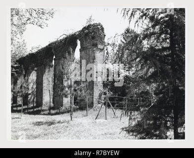 Lazio Roma Genazzano viste generali, questa è la mia Italia, il paese italiano di storia visiva, vedute esterne facciata di San Nicola a 14esimo secolo la casa case medievali, bifore multi-sventato windows la gotica Casa Apolloni sulla via del Corso e le viste del XIV secolo di viadotti. Foto Stock