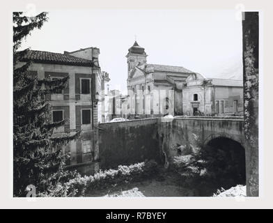 Lazio Roma Genazzano viste generali, questa è la mia Italia, il paese italiano di storia visiva, vedute esterne facciata di San Nicola a 14esimo secolo la casa case medievali, bifore multi-sventato windows la gotica Casa Apolloni sulla via del Corso e le viste del XIV secolo di viadotti. Foto Stock