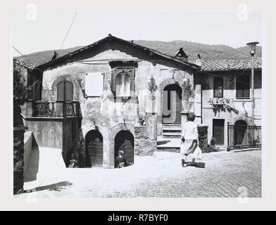 Lazio Roma Genazzano viste generali, questa è la mia Italia, il paese italiano di storia visiva, vedute esterne facciata di San Nicola a 14esimo secolo la casa case medievali, bifore multi-sventato windows la gotica Casa Apolloni sulla via del Corso e le viste del XIV secolo di viadotti. Foto Stock