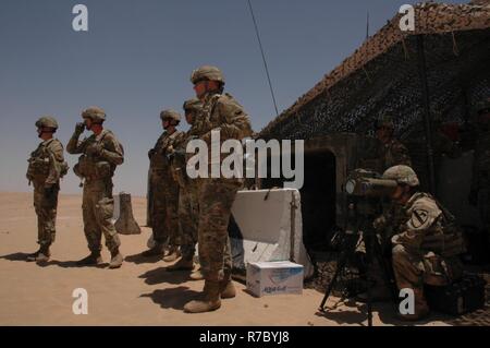 Brig. Gen. Giovanni Epperly, il vice comandante della Task Force Spartan, visite soldati del secondo battaglione, ottantaduesima campo reggimento di artiglieria, 14 maggio 2017, come essi condotta Gunnery tabelle a Camp Buehring, Kuwait come parte di una operazione Spartan scudo. Foto Stock