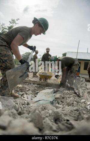 Stati Uniti Lancia Marine Cpl. Brook Klahn, sinistra, insieme con i soldati filippini chiara macerie da un muro demolito durante un'ingegneria civile Progetto di assistenza a sostegno di Balikatan 2017 in Ormoc City, Leyte, 14 maggio 2017. Filippine e di servizio degli Stati Uniti i membri hanno lavorato insieme per costruire nuove aule per gli studenti di Don Carlos di scuola elementare. Balikatan è un annuale U.S.-Philippine bilaterale di esercitazione militare incentrato su una varietà di missioni, comprese la fornitura di assistenza umanitaria e di soccorso in caso di catastrofe, la lotta contro il terrorismo e altri combinati di operazioni militari. Foto Stock