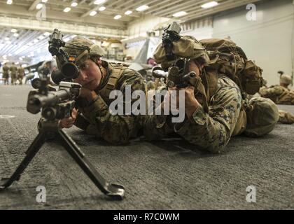 Oceano Pacifico (15 maggio 2017) lancia Cpl. Hayden, nativo di Blattelidd, Colorado e Cpl. Jamie Gered, nativo di Morrilto, Arkansas, entrambi assegnati al XV Marine Expeditionary Unit (MEU), per preparare una evoluzione di formazione nell'hangar bay dell'assalto anfibio nave USS America (LHA 6). Più di 1.800 marinai e 2.600 marines assegnato all'America anfibio gruppo pronto (ARG) e il quindicesimo MEU stanno attualmente conducendo un composito unità di addestramento Esercizio (COMPTUEX) al largo della costa della California del Sud in preparazione per la ARG della distribuzione entro la fine di quest'anno. America ARG è compreso Foto Stock