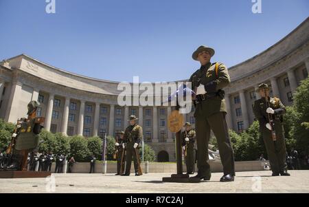 I membri dell'U.S. Pattuglia di Confine la Guardia d'onore eseguire per le famiglie degli ufficiali caduti durante gli Stati Uniti Delle dogane e della protezione delle frontiere il valor Memorial e corona la posa di cerimonia di premiazione che si terrà a la Woodrow Wilson Plaza del Ronald Reagan Building a Washington D.C., il 16 maggio 2017. Stati Uniti Delle dogane e della protezione delle frontiere Foto Stock