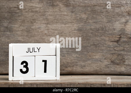 Block Bianco calendario data presente 31 e mese di luglio su uno sfondo di legno Foto Stock