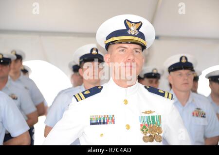 Lt. Adam Miller, Operations Officer a bordo di Guardacoste Escanaba, Mercoledì, 17 maggio 2017, a Boston, Ma. Vice Adm. Karl Schultz, area atlantica comandante ha presieduto la onorata da tempo cambiare militare del comando cerimonia. Stati Uniti Coast Guard Foto Stock