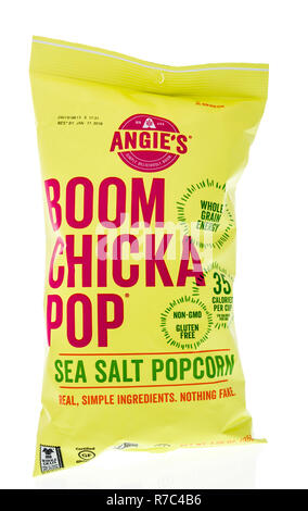 Winneconne, WI - 1 Dicembre 2018: un sacco di Angies Boom Chicka Pop sale marino popcorn isolato su un background. Foto Stock