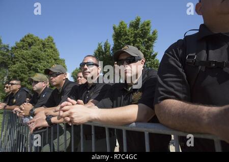 Un gruppo di Stati Uniti Pattuglia di Confine cercare agenti su come membri dell'U.S. Pattuglia di Confine Pifferi e Tamburi eseguire durante la Steve giovani Guardia d'Onore Pifferi e Tamburi la concorrenza a Washington, 14 maggio 2017. Stati Uniti Delle dogane e della protezione delle frontiere Foto Stock