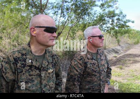 Stati Uniti Navy Cmdr. Jon Conroe, vice vigore cappellano, U.S. Marine Corps forze, Pacifico (MARFORPAC), Cap. Contrassegnare Hendricks, forza del cappellano MARFORPAC, attendere per un UH-60 Black Hawk elicottero prima di volare a una comunità i rapporti eventi a supporto di Balikatan 2017 a Fort Magsaysay a Santa Rosa, Nueva Ecija, 13 maggio 2017. Balikatan è un annuale U.S.-Philippine bilaterale di esercitazione militare incentrato su una varietà di comprese le missioni umanitarie e di soccorso in caso di catastrofe, la lotta contro il terrorismo e altri combinati di operazioni militari. Foto Stock