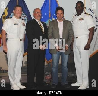 DAHLGREN, Va. (17 maggio 2017) - Anthony D'Alessandro trattiene il John Adolphus Dahlgren Award momenti dopo la ricezione dalla superficie navale Warfare Center Dahlgren Divisione (NSWCDD) leadership al comando di onore annuale cerimonia di premiazione. D'Alessandro è stato riconosciuto per il ruolo cruciale che ha giocato nella creazione NSWCDD come il leader indiscusso del governo progettato e sviluppato i sistemi di controllo incendi. "Il sig. D'Alessandro è un "padre fondatore' nell'architettura e sviluppo di MK 160 Pistola sistema di computer e che nel corso dei suoi 30 anni di carriera a Dahlgren, egli ha portato numerosi altri governme Foto Stock