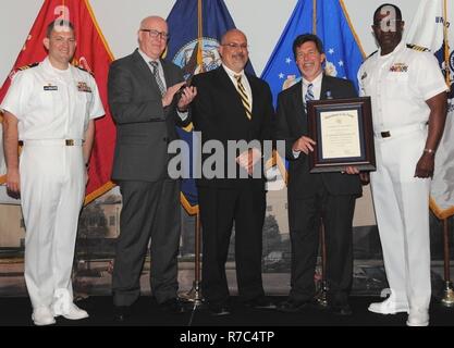 DAHLGREN, Va. (17 maggio 2017) - Stephen Malyevac detiene un certificato incorniciato momenti dopo aver ricevuto la Marina Superior Servizio Civile Award presso la superficie navale Warfare Center Dahlgren Divisione (NSWCDD) onore annuale cerimonia di premiazione. Malyevac è stato riconosciuto per numerose tecniche di leadership e di contributi come NSWCDD Distinguished Engineer per impegno di superficie. "Dei suoi successi come a livello nazionale riconosciuto esperto in orientamento e di controllo, sistemi missilistici, guidato i proiettili, e la superficie di sistemi di armi hanno giocato un ruolo fondamentale nella creazione di Dahlgren Division della reputazione come un centro Foto Stock