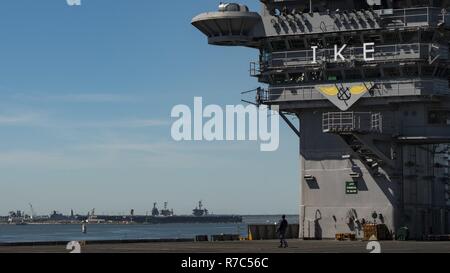 NORFOLK, Virginia (16 maggio 2017) La portaerei USS Dwight D. Eisenhower CVN (69) (IKE) Vele passato il Nimtiz-class portaerei USS Abraham Lincoln (CVN 72), USS George Washington (CVN 73) e la Ford-aeromobili di classe carrier unità Pre-Commissioning Gerald Ford (CVN 78) pier lato alla stazione navale di Norfolk. Ike è attualmente in corso di conduzione trapani ingegneria come parte della fase di supporto della flotta ottimizzato il piano di risposta (OFRP). Foto Stock