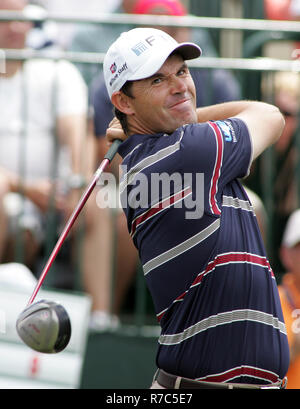 Padraig Harrington di Irlanda tees off sul foro uno per iniziare il round finale del World Golf Championships - CA Championship al Doral Country Club di Doral, Florida il 15 marzo 2009. Foto Stock