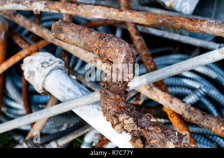 Vecchio arrugginito tubi ravvicinati fino Foto Stock