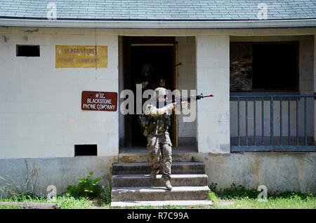 I soldati che frequentano il fante Leader avanzato corso presso il reggimento 183rd, Regionale istituto di formazione di un assalto le operazioni in ambiente urbano sito formazione Maggio 8, 2017 a Fort Pickett, Virginia. Il corso si prefigge di insegnare i leader di fanteria le competenze necessarie per operare come plotone sergeants e si concentra su una serie avanzata di fanteria di abilità di leadership. Le due settimane di corso comprendeva circa 40 soldati da entrambi gli attivi e componenti di riserva. Foto Stock