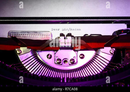 Vintage nastri inchiostratori per macchine da scrivere con le parole gentile signora/stampati su una lettera Foto Stock