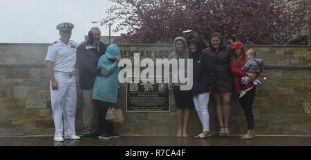 NEWPORT, R.I. (5 maggio 2017) la famiglia e gli amici del Navy SEAL Lt. Brendan Looney si riuniranno presso la placca ufficialmente dedicando l'Accademia Navale scuola preparatoria (PAN) central plaza di Lt. Looney, Owings, Md., un membro della classe di PAN del 2000 e un laureato di U.S. Naval Academy nel 2004. Looney fu ucciso in azione durante le operazioni di combattimento il 7 settembre 21, 2010 nella provincia di Zabul dell Afghanistan quando la UH-60 Blackhawk elicottero è stato battenti in crash. Situato tra Ripley e Perry sale alla stazione Navale di Newport, Rhode Island, il plaza è il cuore di pan del campus. Il pan b Foto Stock