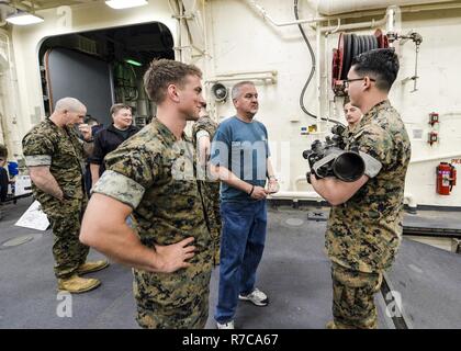 Oceano Pacifico (8 maggio 2017) Marines attaccato al xi Marine Expeditionary Unit (MEU) presente una Mk-153 Shoulder-Launched multiuso arma d'assalto alle Tigri durante una static display delle armi a bordo il trasporto anfibio dock nave USS Somerset (LPD 25). La Makin Island disponibilità anfibio Gruppo, con l'avviato undicesimo Marine Expeditionary Unit, sta tornando a San Diego dopo 7 mesi di distribuzione per gli Stati Uniti 3rd, quinto e settimo aree della flotta di funzionamento. Foto Stock