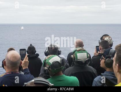 Oceano Pacifico (9 maggio 2017) marinai, Marines e tigri guarda una dimostrazione della Close-In sistema di armi (CIWS) e la MK38 25mm mitragliatrice a bordo dell'assalto anfibio nave USS Makin Island (LHD 8). Tiger Cruise ammessi più di 160 amici e membri della famiglia di intraprendere Makin Island a sperimentare STATI UNITI La marina degli Stati Uniti e Marine Corps vita in mare durante la nave il viaggio di ritorno a San Diego dopo sette mesi di distribuzione per gli Stati Uniti 3rd, quinto e settimo aree della flotta di funzionamento. Foto Stock