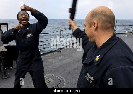 Mar Nero (9 maggio 2017) - Quartermaster 2a classe Lakendra Brown, da San Pietroburgo, Florida, utilizza un blocco alto per deviare un colpo da maestro-at-Arms 1a classe Damon Rudd, da Bremerton, Washington, durante una reazione di protezione vigore qualificazione di base corso a bordo della Arleigh Burke-class guidato-missile destroyer USS Oscar Austin (DDG 79), 9 maggio 2017. Oscar Austin è su di una routine di distribuzione negli Stati Uniti di supporto gli interessi di sicurezza nazionali in Europa e teatro aumentando la cooperazione in materia di sicurezza e di avanzamento presenza navale negli Stati Uniti Sesta flotta area di operazioni. Foto Stock