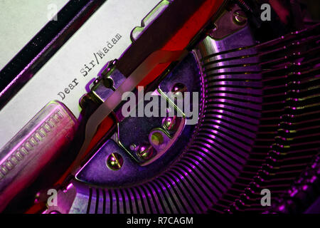 Vintage nastri inchiostratori per macchine da scrivere con le parole gentile signora/stampati su una lettera Foto Stock