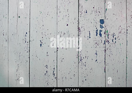 Vecchio sbiadito doghe in legno e pareti scrostate. Sfondo grigio chiaro Foto Stock