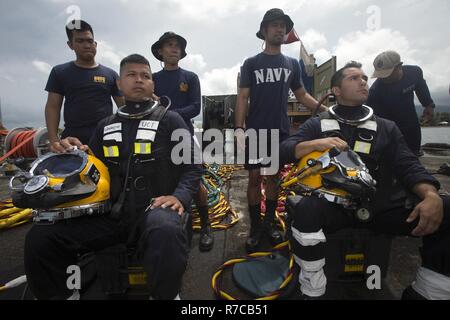 Philippine marinai con un sottomarino di costruzione i team a prepararsi per una superficie subacquea-dive di alimentazione a sostegno di Balikatan 2017 a Ipil Porto di Ormoc City, Leyte, 12 maggio 2017. La superficie di alimentazione di formazione di immersione Prepara filippino e degli Stati Uniti i membri di servizio al fine di rimuovere i detriti nei porti e di aprire le linee di alimentazione per le vittime di catastrofi naturali e di crisi. Foto Stock