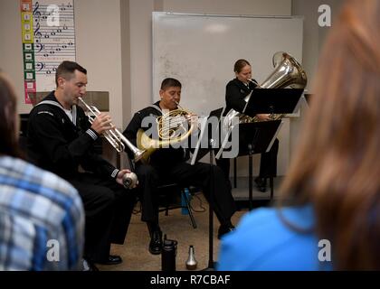 JUNEAU Alaska. (12 maggio 2017) i membri dell'U.S. Flotta del Pacifico Band quintetto di ottone eseguire per la banda gli studenti a Juneau-Douglas High School di Juneau, in Alaska. Nel corso di diversi giorni la U.S. Flotta del Pacifico Band sarà condotta spettacoli pubblici di Juneau a sostegno dell'Arleigh Burke-class missile destroyer USS O'Kane's (DDG 77) porto visita. USS O'Kane è in visita a Juneau, Alaska, in concomitanza con la sua partecipazione al bordo settentrionale 2017. Il bordo settentrionale è una formazione biennale esercizio condotta in comune di Pacific Alaska Range complessa, che è costituito dall'area all'interno del G Foto Stock