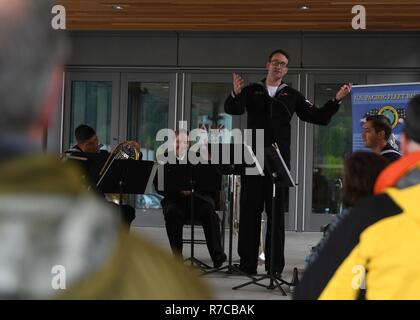 JUNEAU Alaska. (12 maggio 2017) musicista di terza classe Tyler B. Reed, CON GLI STATI UNITI Flotta del Pacifico Band quintetto di ottone, da Mystic, Connecticut, risolve il pubblico durante un concerto pubblico in Alaska il Museo di Stato di Juneau, in Alaska. Nel corso di diversi giorni la U.S. Flotta del Pacifico Band sarà condotta spettacoli pubblici di Juneau a sostegno dell'Arleigh Burke-class missile destroyer USS O'Kane's (DDG 77) porto visita. USS O'Kane è in visita a Juneau, Alaska, in concomitanza con la sua partecipazione al bordo settentrionale 2017. Il bordo settentrionale è una formazione biennale esercizio condotta in comune al Pacifico Foto Stock