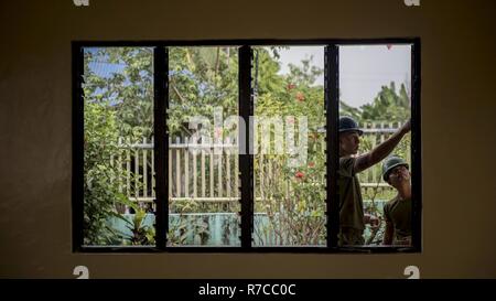 Stati Uniti Marine Cpl. Quentin Newton, sinistra e esercito filippino PFC. Socrate Boyles riparare le pareti durante un'ingegneria civile Progetto di assistenza a sostegno di Balikatan 2017 in Ormoc City, Leyte, 12 maggio 2017. Filippine e di servizio degli Stati Uniti i membri hanno lavorato insieme per costruire nuove aule per gli studenti di Don Carlos di scuola elementare. Balikatan è un annuale U.S.-Philippine bilaterale di esercitazione militare incentrato su una varietà di missioni, comprese la fornitura di assistenza umanitaria e di soccorso in caso di catastrofe, la lotta contro il terrorismo e altri combinati di operazioni militari. Foto Stock