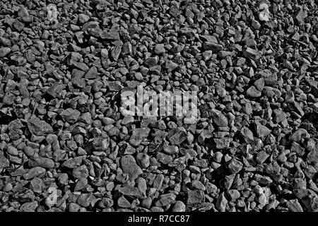 Sfondo nero da ghiaia texture. Friabile materiale di costruzione, costituito da pezzi di roccia di dimensioni differenti Foto Stock