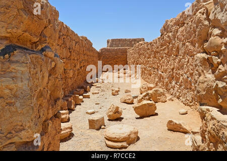 Arco in pietra nella sala delle rovine dell' antica fortezza di Masada su una montagna vicino al mar morto nel sud di Israele. Patrimonio Mondiale UNESCO Foto Stock