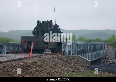 Soldati canadesi della seconda canadese brigata meccanizzata gruppo spostare Leopard 2 serbatoi attraverso la zona di formazione di Camp Wainwright durante il convoglio operazioni come una parte di esercizio Maple risolvere 17 su 14 Maggio, 2017. Esercizio Maple risolvere 17 è l'esercito canadese del più grande evento di formazione dell'anno coinvolgendo circa 40.000 soldati canadesi, 1.000 U.S. Soldati e servicemembers dalla Gran Bretagna, Australia, Nuova Zelanda e Francia, tenutasi il 14 maggio a 29. Foto Stock