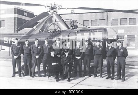 Inventore Igor Sikorsky, padre di elicotteri americani, visite HMX-1 a Marine Corps Air Station Quantico, Virginia. In fondo è un H03S-1 elicottero, uno dei primi due "Whirlybirds" assegnato a U. S. Marine Corps. Foto Stock