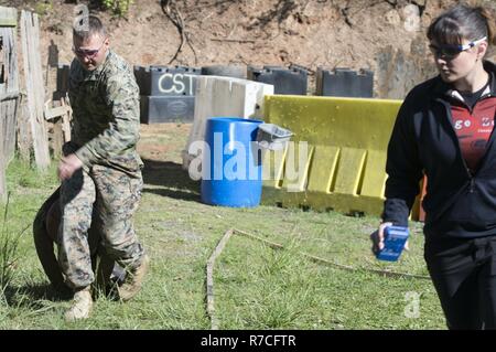 Il personale Sgt. Contrassegnare Windmassinger, un concorso sparatutto, trascina un dummy per la sicurezza durante la Marine Corps campionati a Marine Corps base Quantico, Virignia, 9 maggio 2017. Ogni anno il Marine Corps Team di ripresa ospita le partite di campionato per medalists da ogni Marine Corps Markmanship concorrenza sito a competere in singoli e team partite. Foto Stock