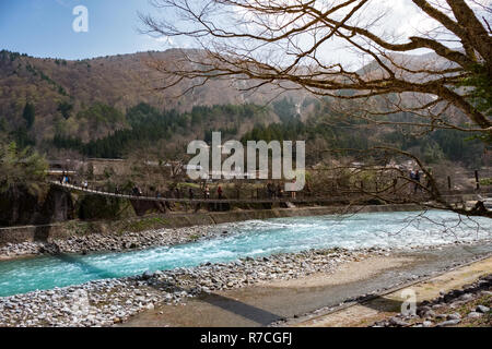 Il paesaggio intorno alla famosa tradizionale Gassho-zukuri agriturismi villaggio Shirakawa-go in Giappone Foto Stock